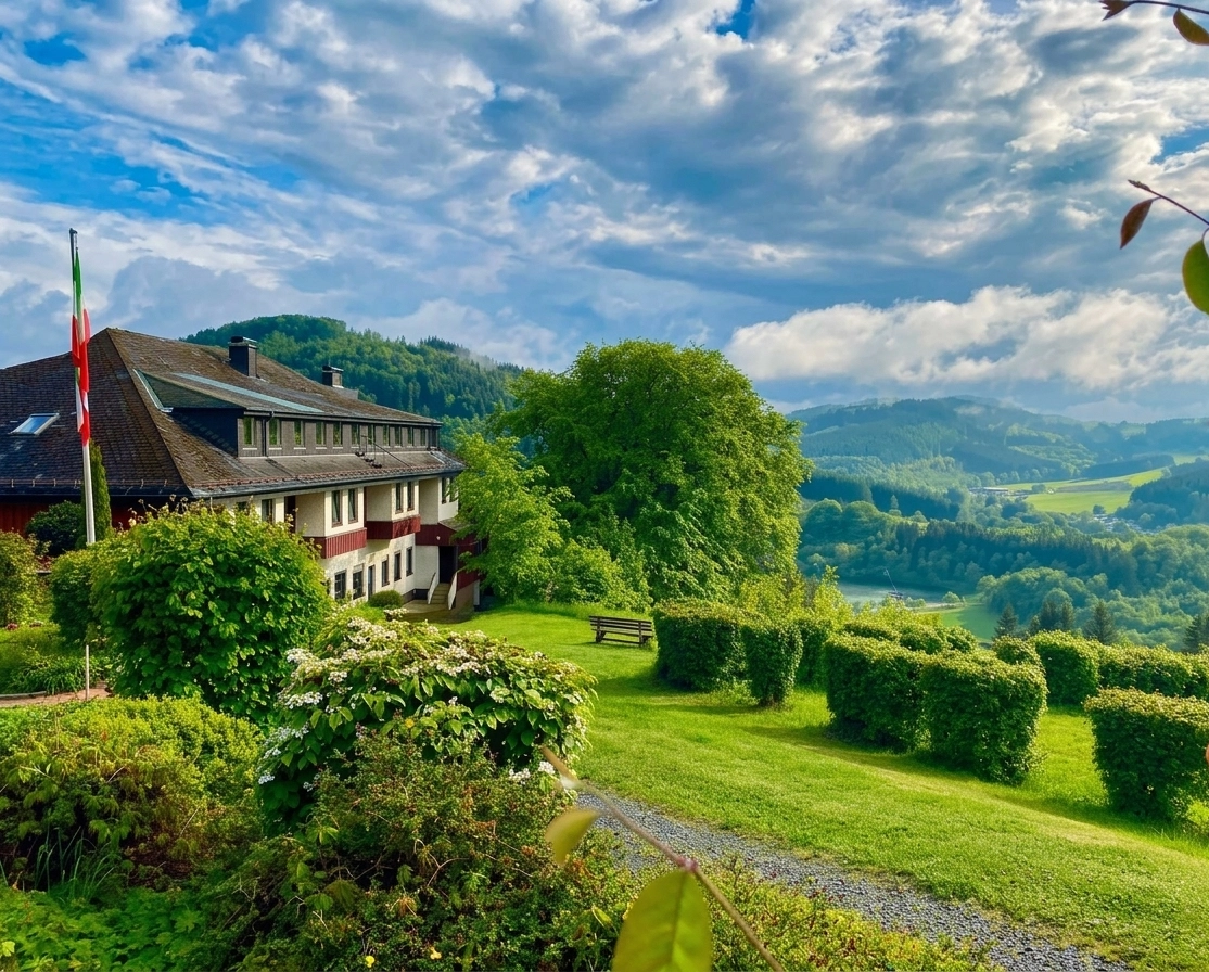 Panorama Hotel Winterberg in der goldenen Stunde, umgeben vom Sauerländer Wald